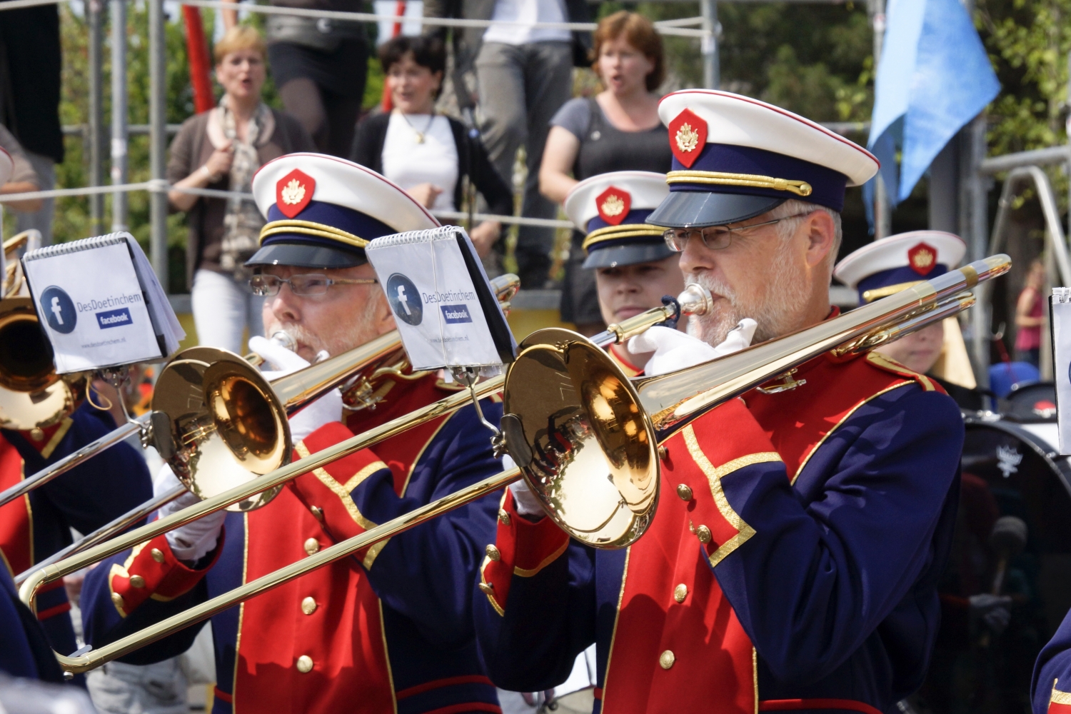 marcherende band tijdens straattheaterfestival Buitengewoon in Doetinchem