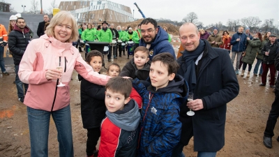 Wethouder Ingrid Lambregts, toekomstige bewoners en Martijn Bax geven het startsein voor Keppelplantsoen in Doetinchem.